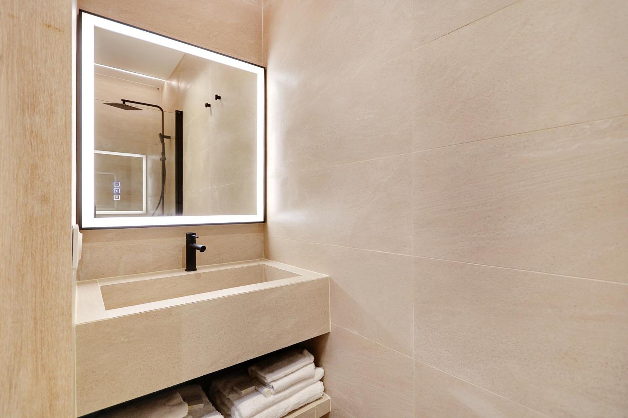Off Majesti Upper Marais Apartment- Rue Du Faubourg Saint-Martin Paris Bagian luar foto